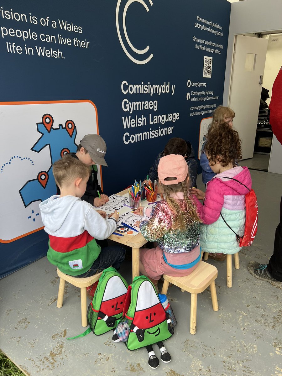 Diwrnod prysur arall ar faes <a href="/EisteddfodUrdd/">Eisteddfod yr Urdd a’r Celfyddydau</a> 
Diolch <a href="/NSPCC_Cymru/">NSPCC Cymru/Wales</a> am ymuno â ni heddiw a diolch <a href="/owenalun8/">Owen Alun</a> am berfformiad gwych o’r sioe ‘Geiriau’!

Beth am i chi alw mewn dros y dyddiau nesaf!