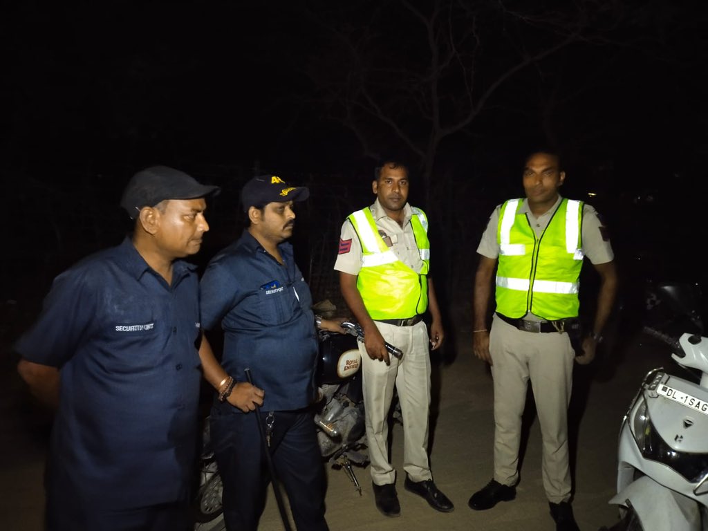 warwasfarms's tweet photo. We thank our SHO #nebsarai Mr Rakesh Dadwal ji for making patrolling regular in our area to keep  residents safe &amp; supervising everything himself . Good to see police being proactive .. prevention is better then cure ….🫡 @DelhiPolice @CPDelhi @DCPSouthDelhi @rakeshdadwaleow https://t.co/emWor355wq