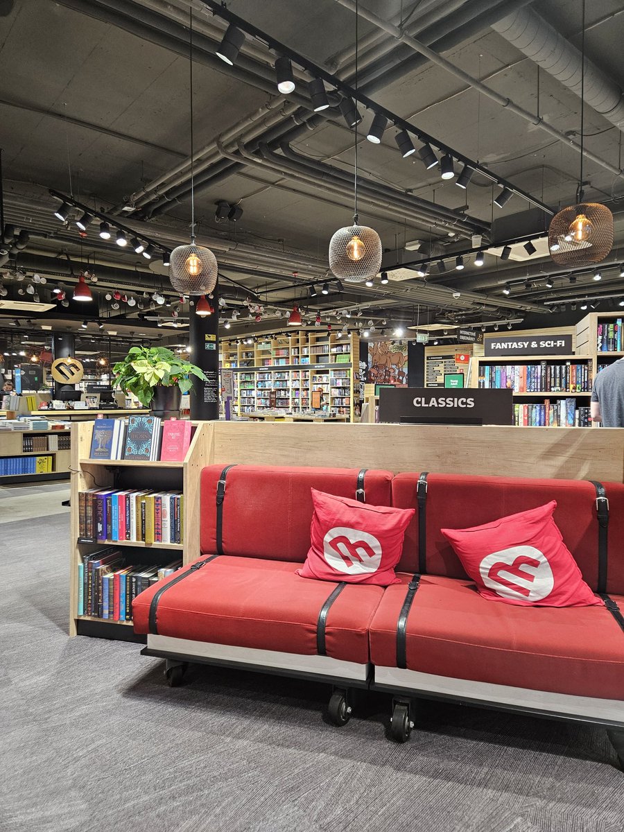dawdlegram's tweet photo. 🇸🇰
#Slovakia #Bratislava #books #booksbooksbooks #bookshops #Martinus #cityvibes #throughthelens #justshoot #MartinusBookshop https://t.co/xbH84OdlGV