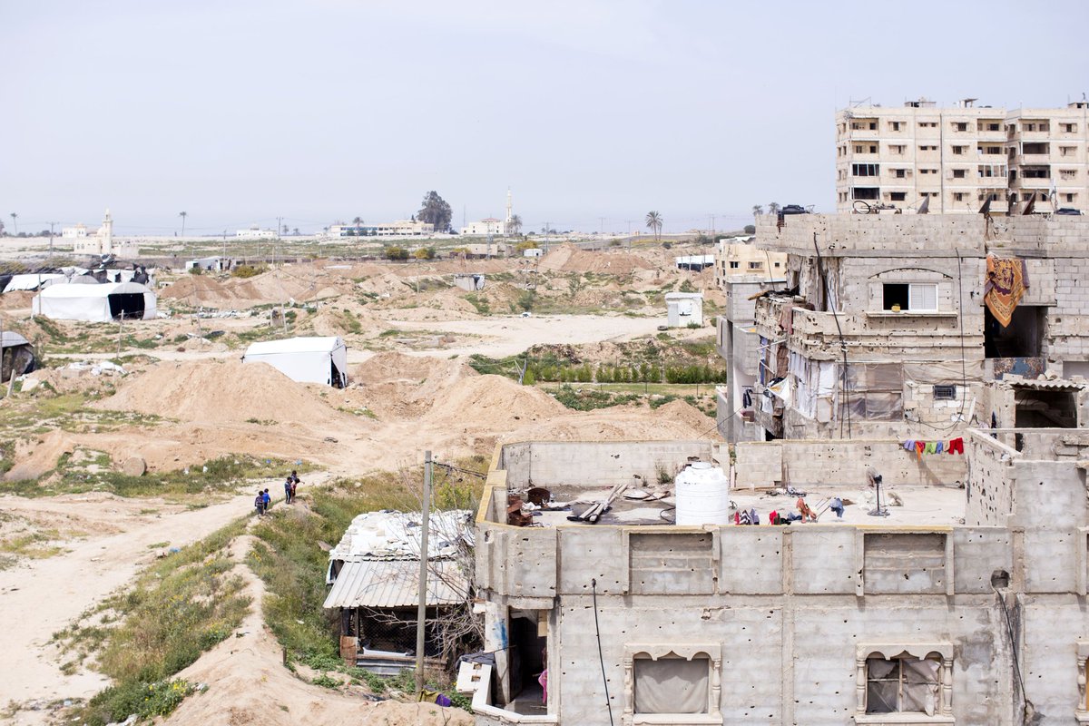 Jan Franke (@franke_schrijft) on Twitter photo 1/. #AlleyesonRafah zie ik overal online. Dus daar gaan we. Ik ben vaak in #Rafah geweest als journalist tussen 2013 en 2019. Zo zag het eruit in 2016 (fotos van <a href="/schlijper/">Thomas Schlijper</a>). Die witte tenten op foto 1 markeren de talloze smokkeltunnels naar #Egypte in het grensgebied met #gaza 1/. #AlleyesonRafah zie ik overal online. Dus daar gaan we. Ik ben vaak in #Rafah geweest als journalist tussen 2013 en 2019. Zo zag het eruit in 2016 (fotos van <a href="/schlijper/">Thomas Schlijper</a>). Die witte tenten op foto 1 markeren de talloze smokkeltunnels naar #Egypte in het grensgebied met #gaza
