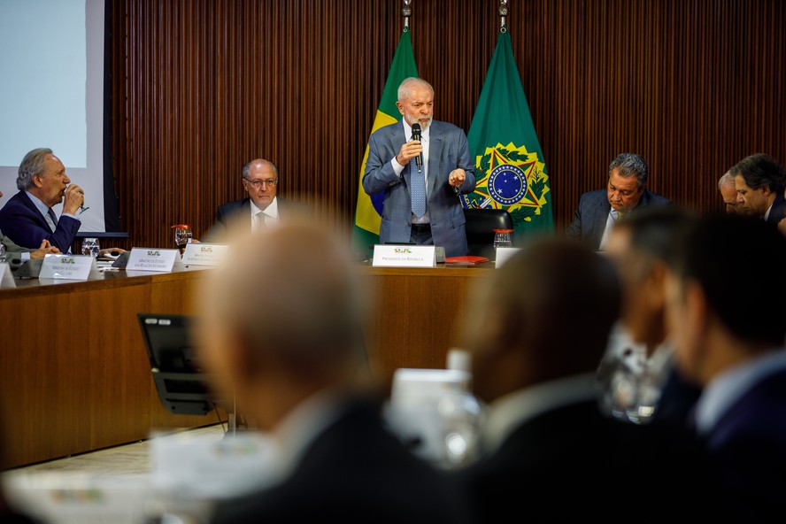 Lula anuncia novo pacote para o RS com linhas de financiamento para empresas com até R$ 15 bi e ampliação do crédito rural. Pacote inclui uma nova linha de crédito voltada ao financiamento de estudos e projetos e medidas para cooperativas de crédito. Aí de nós de não fosse o