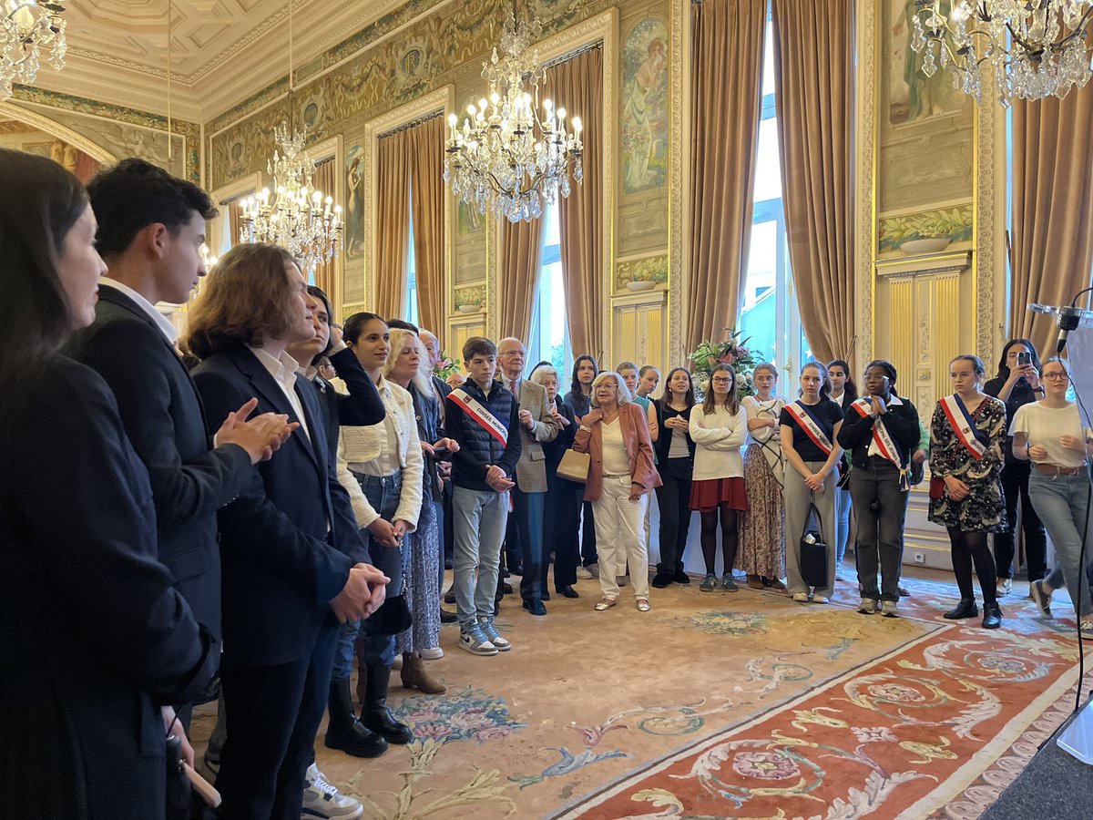 Remise de diplôme à 30 jeunes Neuilléens qui s’engagent comme porte-drapeau lors des commémorations patriotiques. « Votre présence à ces cérémonies est un hommage à ceux qui ont donné leur vie pour la la France et la Liberté » a salué @JCFromantin, maire de Neuilly. @SF_Siege