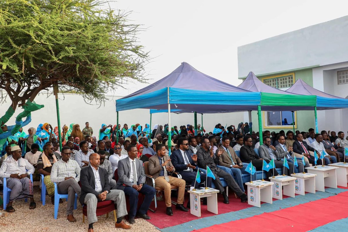sntvnews1's tweet photo. The President of #Somalia's #Hirshabelle State, Ali Gudlawe, accompanied by federal and state-level MPs and other senior government officials, inaugurated development projects in #Mataban district. The projects included local administration offices, a police station, a public market, a water well, and a health center.