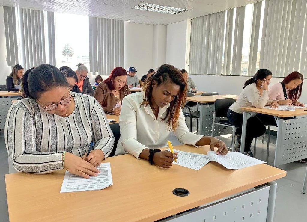 secap_ec's tweet photo. #SecapZona1 | ¡El proyecto #SecapBID se ejecuta con éxito! ✅
Se realizaron las examinaciones teóricas en las áreas de 'Ventas y Textil', del proceso de certificación por competencias laborales, beneficiando así a 16 personas en contexto de movilidad humana. 🫱🏾🫲🏽
#HuellaSecap https://t.co/BB4q6utRIF