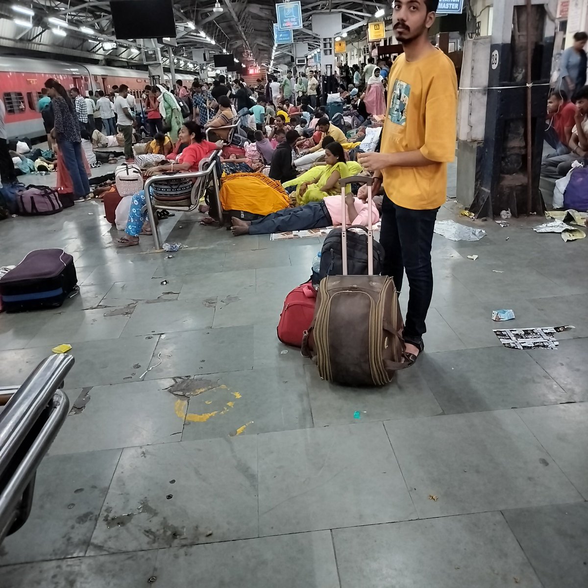 It is 2312 hours and pathetic condition of Jammu Rly station, no sitting arrangement for passengers at this  Rly station. passengers are suffocating  in scorching heat. @RailMinIndia @IRCTCofficial @RailwayNorthern