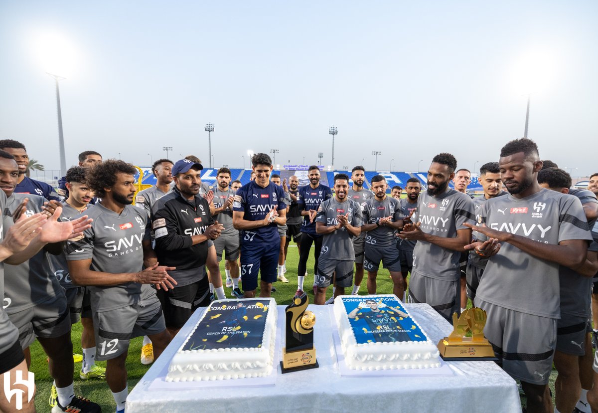 احتفال أبطـال الدوري الذهبـي بأفضليـة 'جيسوس وبونـو' 🔝🥇💙 #الهلال