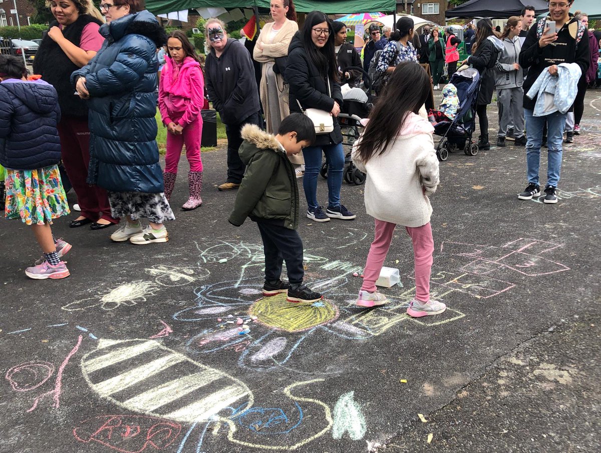 Great day down at Merseyfest hosted by <a href="/BMCALtd/">BMCA</a> chalking our flowers and insects 🌻🌹🌼🐝🐞🦋, designing our dream park and talking about the cost of living crisis, better services, and how to build an anti-poverty community together 💪💪♥️♥️