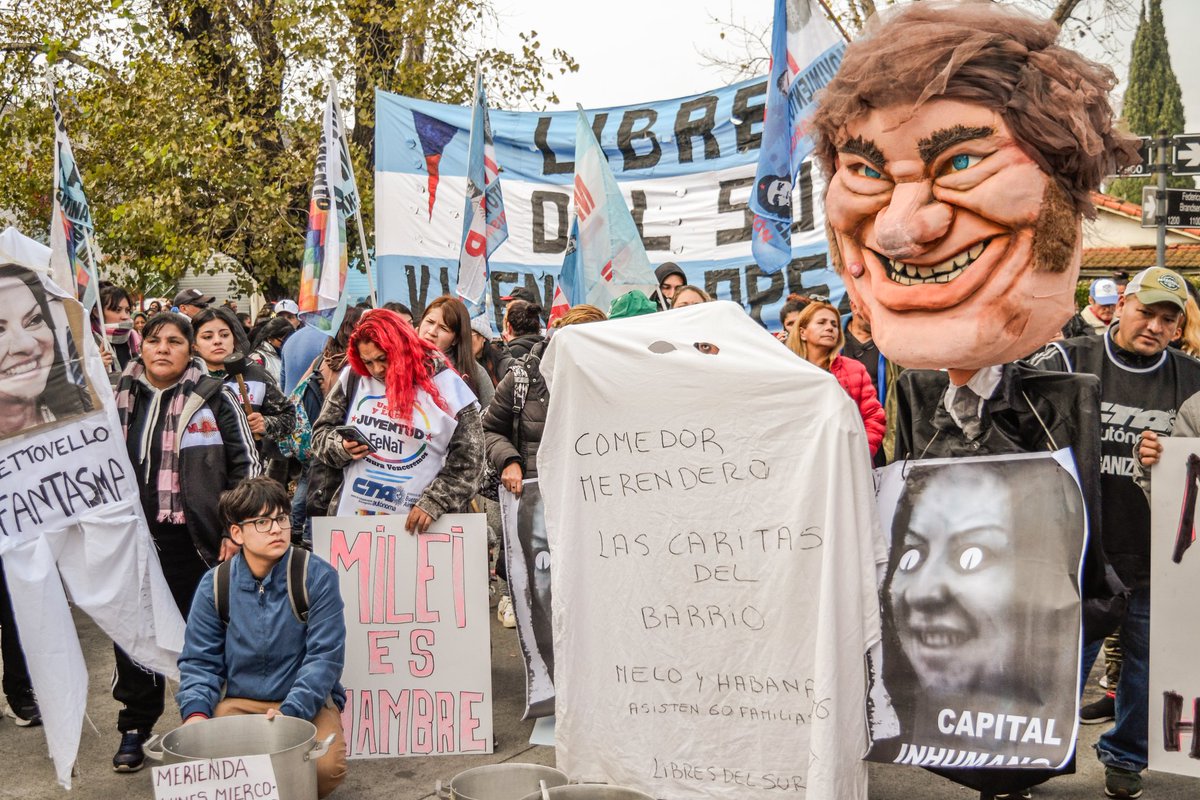 Mientras la Ministra Pettovello almacena 5 toneladas de alimento y Milei viaja para vender nuestro país en nuestros barrios el hambre crece. 

Milei y Pettovello #RepartanLaComida