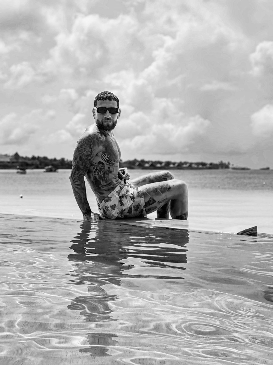 Notamendi30's tweet photo. Good vibes 🔋😎🏝️ https://t.co/rZZZPTCAmi