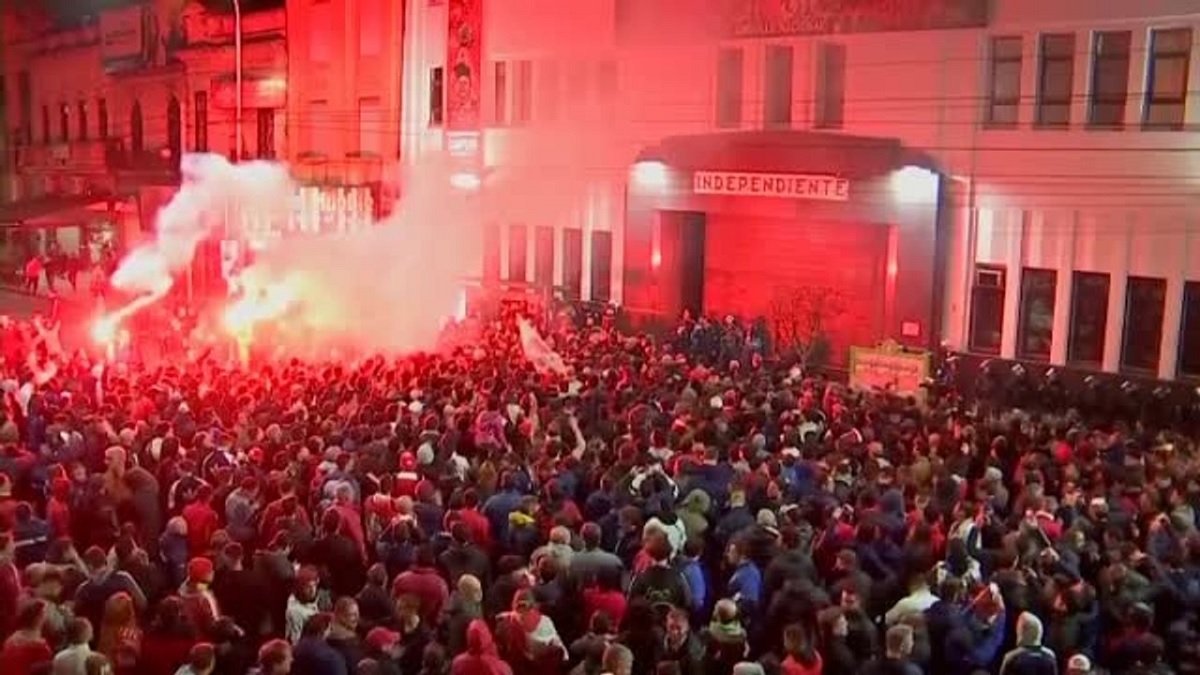 lo ideal sería tomar la sede y pedir elecciones anticipadas. Pero a día de hoy es utópico, preferimos insultar por acá y no protestar en donde corresponde.

#Independiente es un gigante dormido. Nosotros, sus hinchas, también.