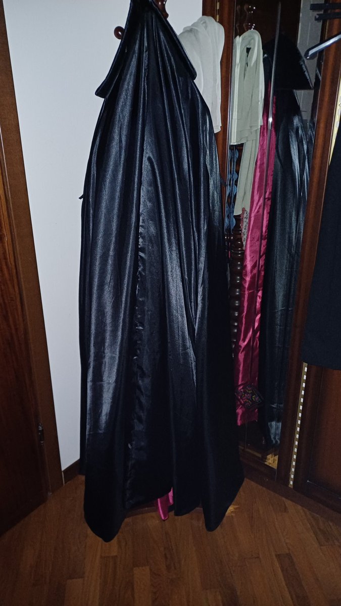 Vampire_Lover89's tweet photo. My favourite cloak 🔥 It's very cool  😎
#Cloak #Cape #BlackCloak #BlackCape #DarkCloak #DarkCape #VampireCloak #VampireCape #Whoosh #CloakWhoosh #CapeWhoosh #SatinCape #SatinCloak https://t.co/KZVTIMUhnM