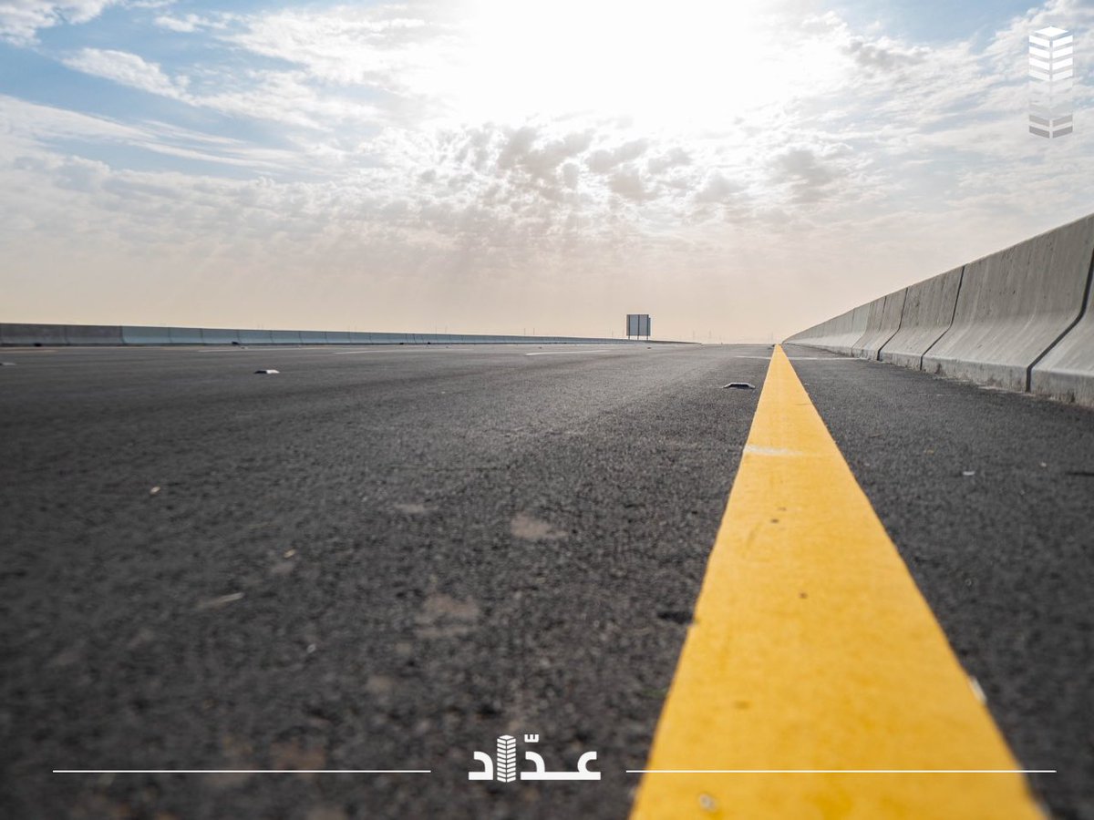 3adad's tweet photo. بلغت تكلفة المشروع 660 مليون ريال، ويتضمن :

 4 مسارات في كل اتجاه
5 تقاطعات
11 جسر 
50 عبّارة

ويمتد من طريق الملك فيصل إلى محور الأمير محمد بن سلمان طريق #جدة مكة السريع بطول 31 كم، تحت نطاق مسؤولية هيئة الطرق في الجانب التشغيلي، فيما يقع الجزء المتبقي من الطريق والبالغ طوله 82 كم لأمانة جدة.
