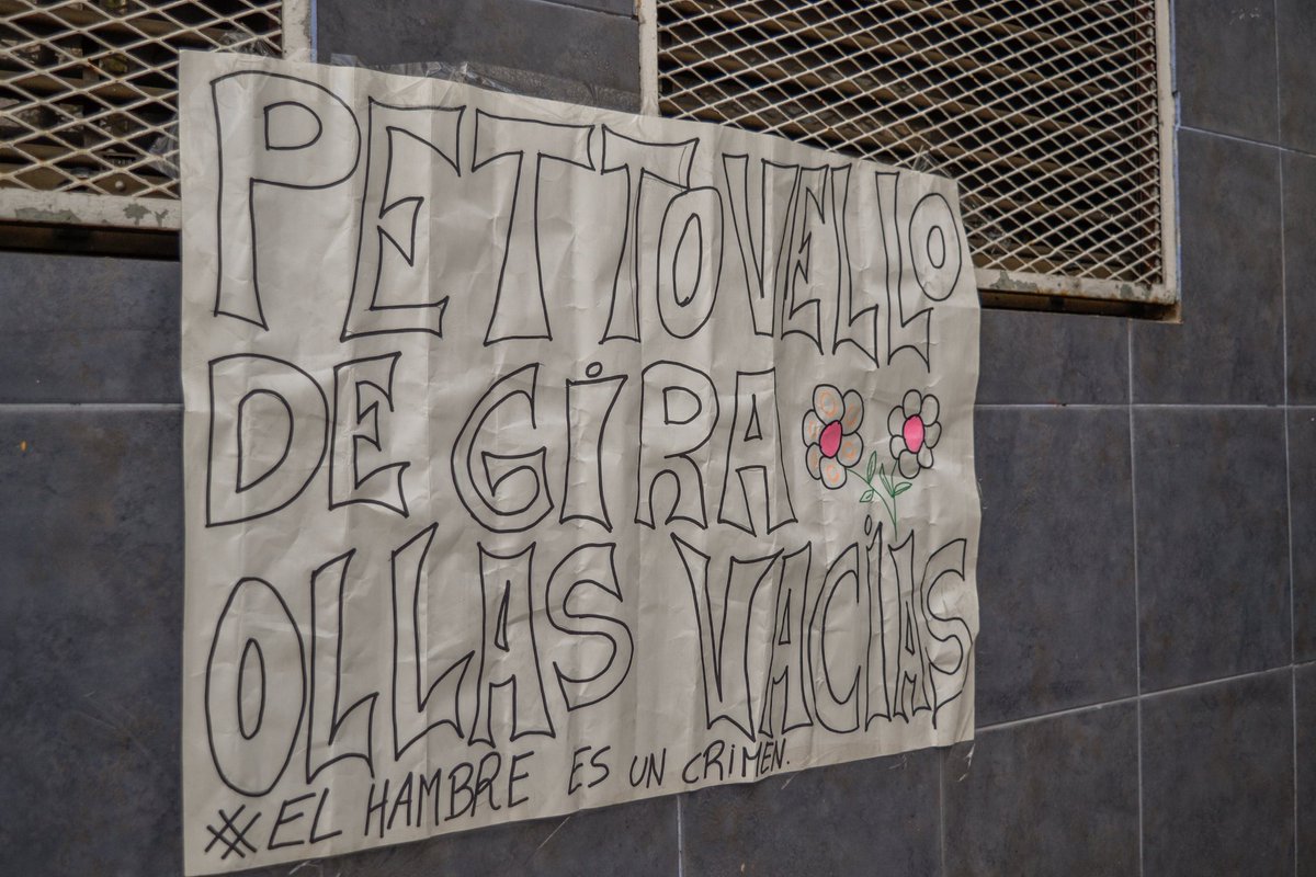 El gobierno insensible de Javier Milei dice que los comedores no existen y que si hubiera hambre la gente se estaría muriendo. La realidad es otra y no la ven: las ollas vacías son familias y niños sin comer.

#MileiEsHambre #RepartanLaComida