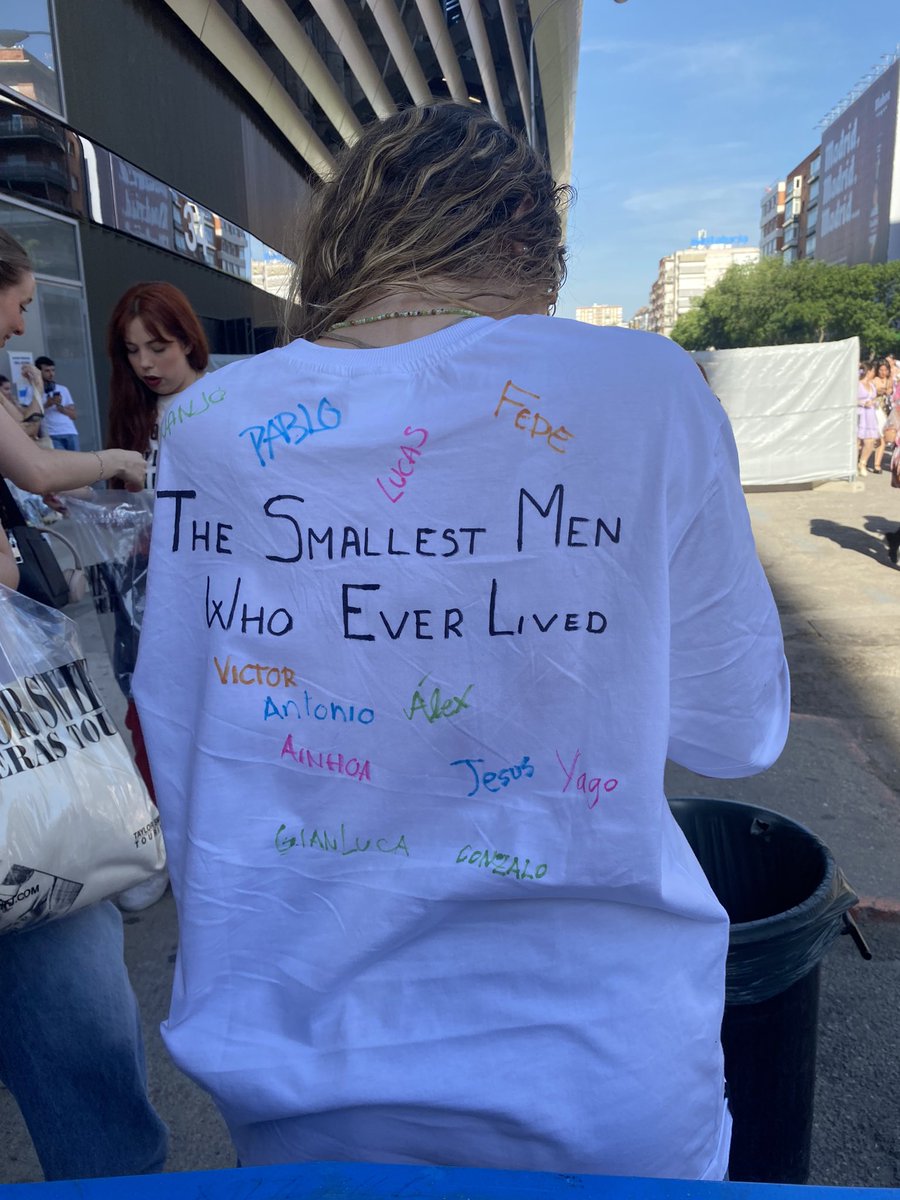 tayriamsita's tweet photo. Esta chica lleva una camiseta en la que pide que pongamos el nombre de nuestro peor ex ME MUERO #MadridTStheErasTour https://t.co/qb0LVdelqN