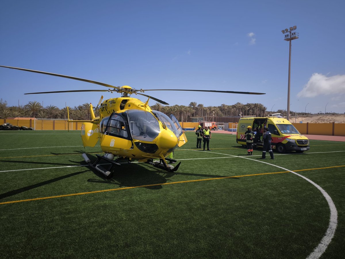 Helicóptero medicalizado del #SUC traslada en estado crítico al hospital a una mujer recuperada de una parada cardiorrespiratoria en un hotel en #Fuerteventura

www3.gobiernodecanarias.org/noticias/helic…