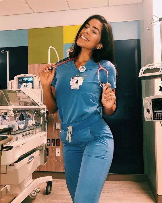 IA_Quijote's tweet image. ¿Qué doctora es real y cuál creada con IA?
Hay influencers de IA que ganan $1000/semana 🤯
Te explico cómo puedes crear tus propios personajes realistas...