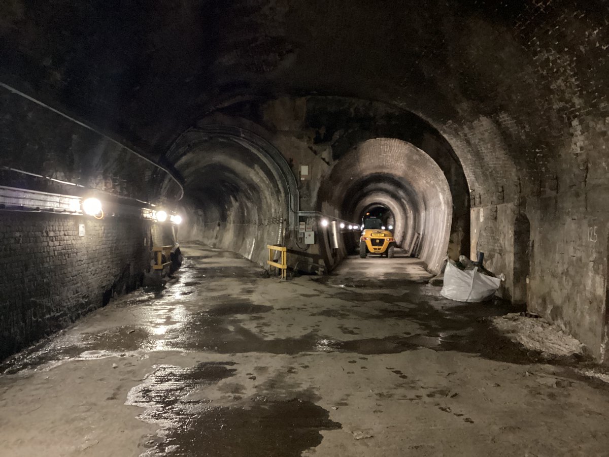 Left to Farringdon right to Euston Square , disused York Road Tunnel the west bore doesn’t feature in many maps as it closed soon after opening but through journey Finsbury Park to Baker St possible back in time , asset 🧐 🔎Inspection , Forklift assisting with house