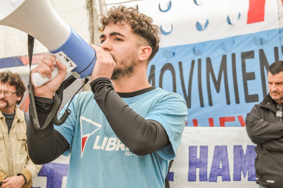 "Mientras que en nuestros barrios 10 de cada 10 niños son pobres, hay 5 mil toneladas de alimentos escondidos en depósitos" <a href="/ayrtondls/">Ayrton de los Santos Chicahuala</a> coordinador de Libres del Sur Territorial en CABA.

#MileiEsHambre #RepartanLaComida