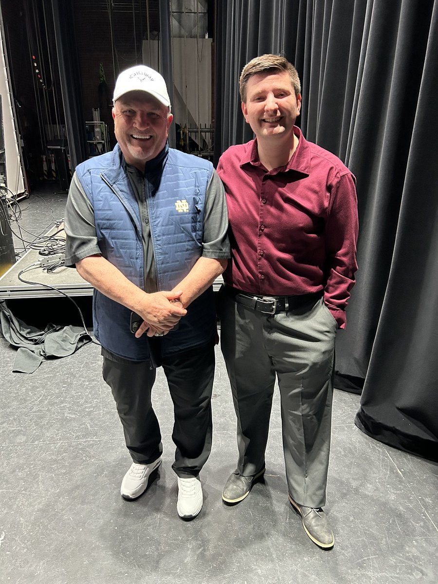 Pretty cool moment meeting and interviewing @RUDYINT45 while he was in #NorthBay. He is speaking to 900 Grade 9 students about self-believe and never giving up. His story on @CTVNewsNorthern. This event was arranged by @NorthBayPolice.