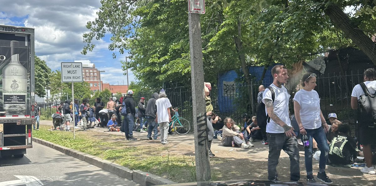 BosLeonRivera's tweet image. Right now on Mass &amp;amp; Cass. @MayorWu open drug market is in full effect. 

Ahora mismo en el area de Mass &amp;amp; Cass. el mercado abierto de drogas de @MayorWu está en pleno efecto.

@Ruthzee @ErinforBoston @juliaforboston @Santana4Boston @LizForBoston @EdforBoston @boston25 @7News…