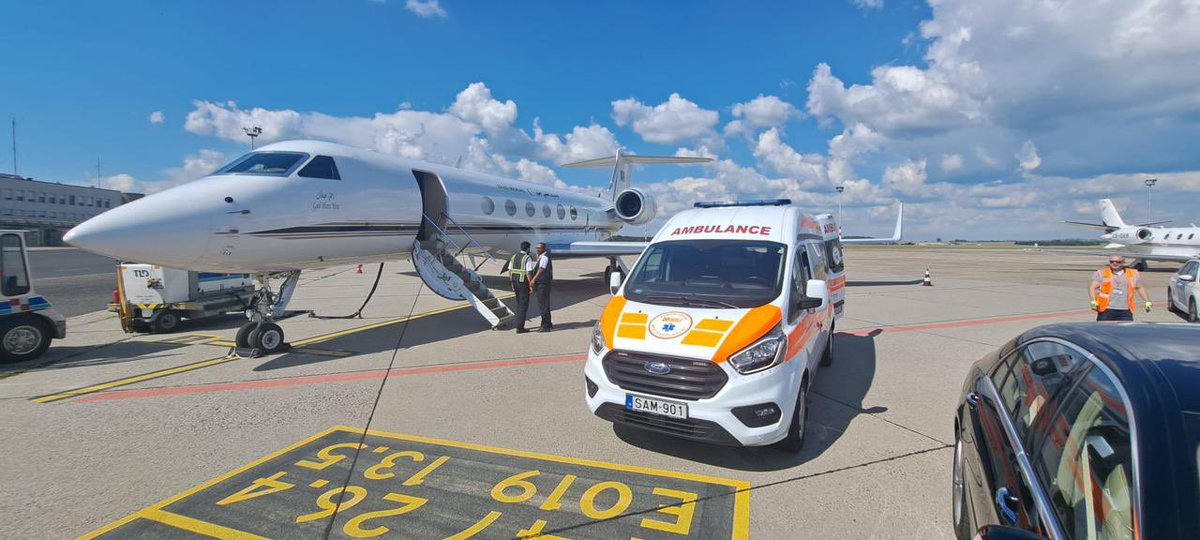 ksaembassybud's tweet image. #بودابست | إنفاذاً لتوجيهات القيادة الرشيدة _حفظها الله_ في خدمة المواطنين خارج المملكة وبمتابعة من سمو وزير الخارجية سلمه الله، وبالتنسيق مع وزارة #الصحة، قامت السفارة وتحت إشراف سعادة السفير #ماجد_العبدان بنقل #مواطن تعرض لحالة طبية حرجه، وذلك عبر طائرة اخلاء طبي من بودابست