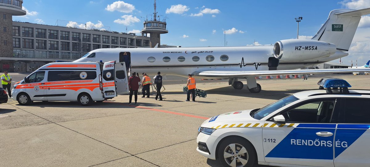 ksaembassybud's tweet image. #بودابست | إنفاذاً لتوجيهات القيادة الرشيدة _حفظها الله_ في خدمة المواطنين خارج المملكة وبمتابعة من سمو وزير الخارجية سلمه الله، وبالتنسيق مع وزارة #الصحة، قامت السفارة وتحت إشراف سعادة السفير #ماجد_العبدان بنقل #مواطن تعرض لحالة طبية حرجه، وذلك عبر طائرة اخلاء طبي من بودابست