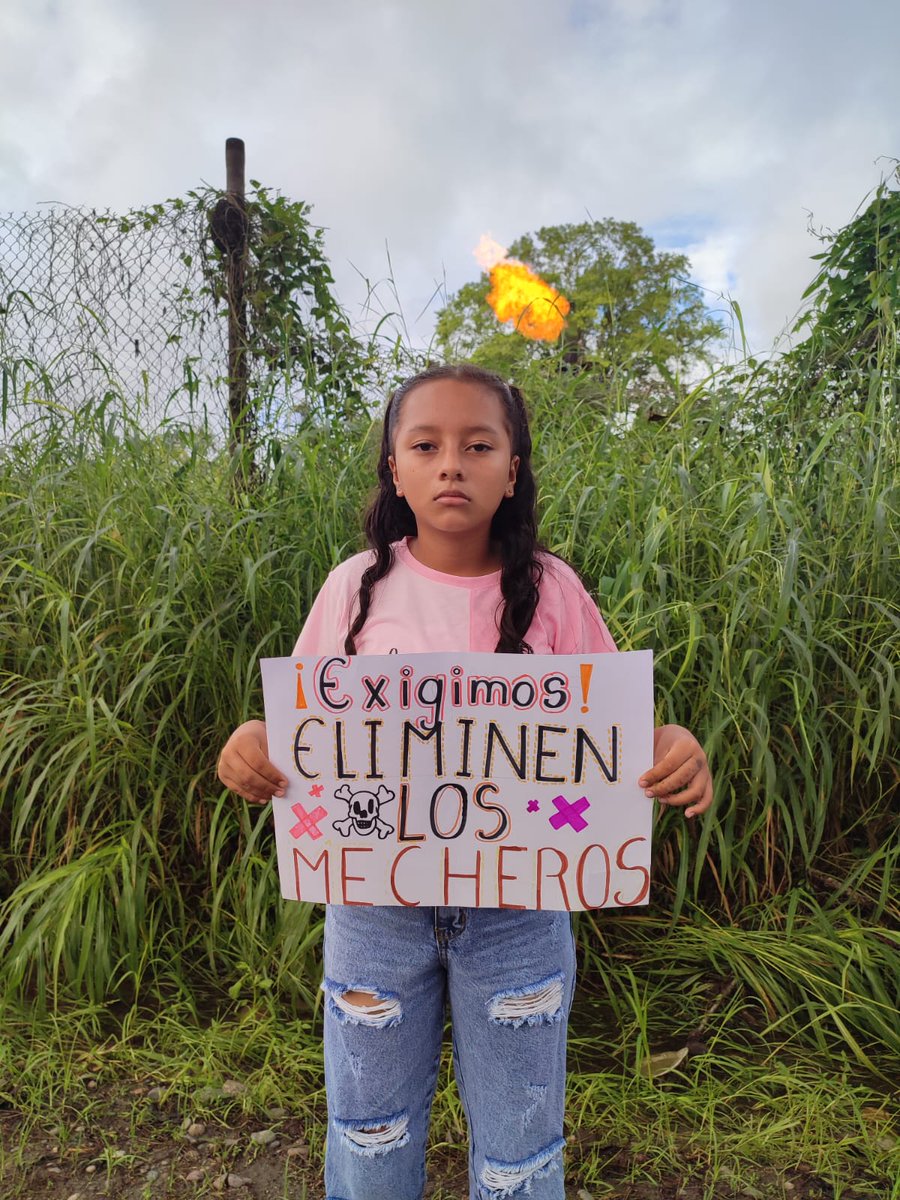🔴 ALERTA

Una niña protesta afuera de la estación Pichincha operada por Petroecuador en el cantón Lago Agrio, provincia de Sucumbíos. Tres mecheros  funcionan actualmente en esa estación. 

#EliminenLosMecherosDeLaMuerte 🔥