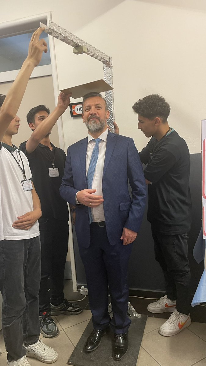 Eyupsultanmtal's tweet photo. TÜBİTAK 4006 projesi kapsamında elektrik elektronik bölüm şefimiz ve öğretmenlerimiz öncülüğünde öğrencilerimiz, biyoplastik ��retimi, uzaktan kontrol edilebilen hava araçları, elektromanyetik dalga araçları, robotik kodlama, mikrodenetleyiciler... https://t.co/Es1wDUvmgF
