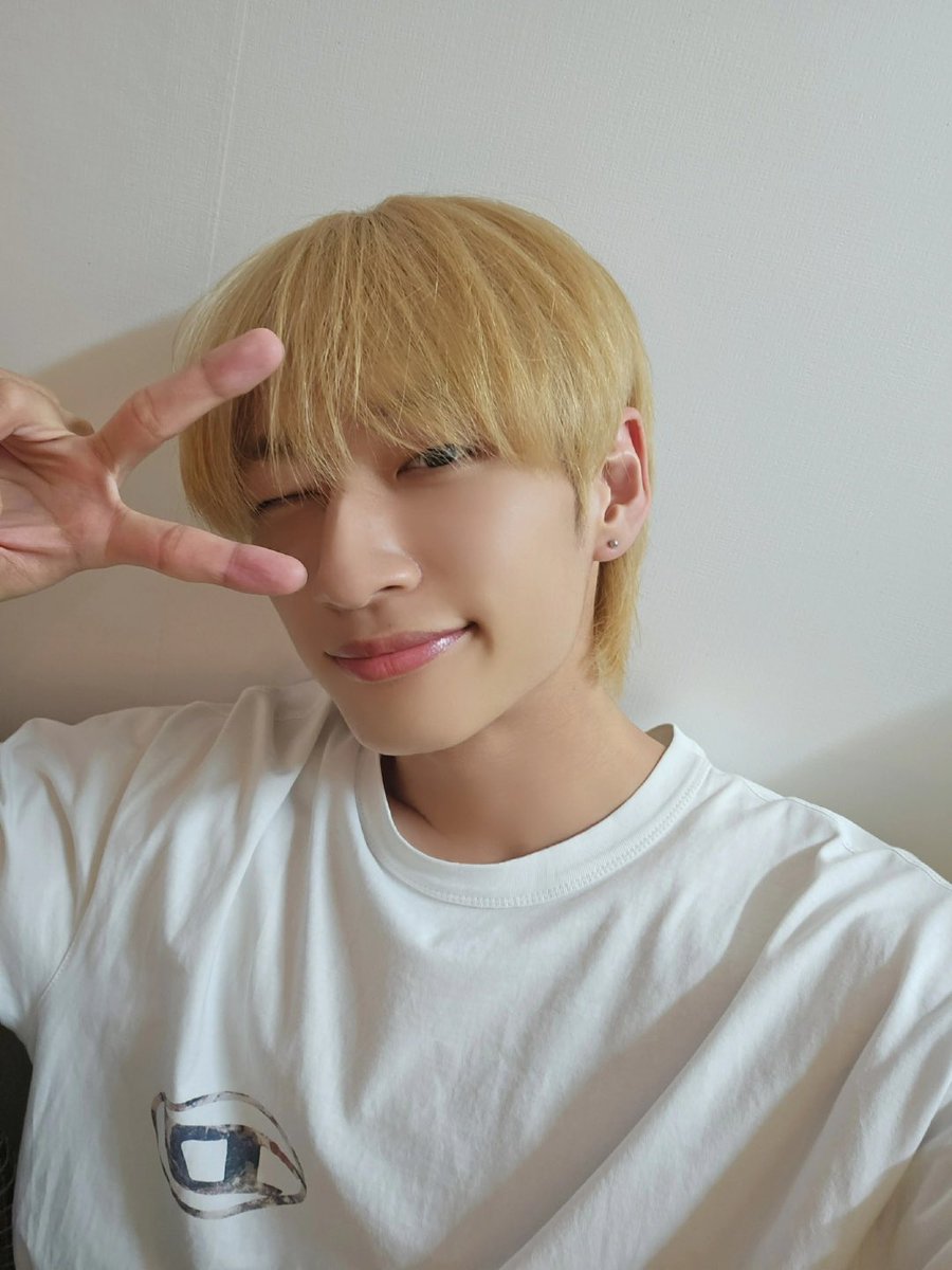 OmegaX_members's tweet photo. [#OX]

노랑노랑 ~ 💛💜💚

#OMEGA_X #오메가엑스 
#태동 #TAEDONG https://t.co/St75uLuaXQ