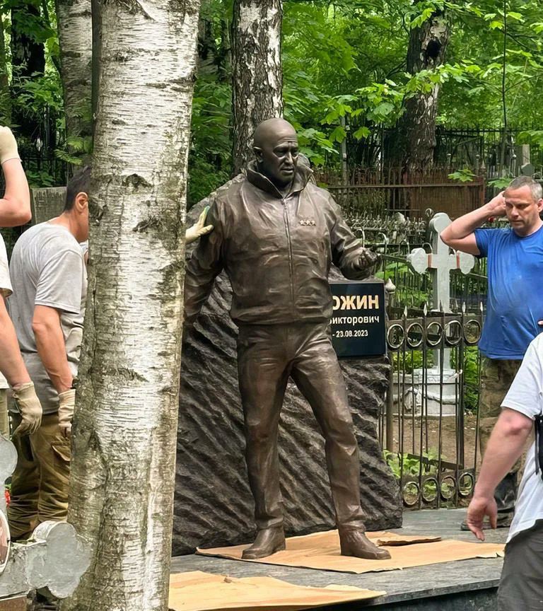 🔴Un monument a été érigé en l'honneur du fondateur du groupe Wagner, Yevgeny Prigozhin, dans son cimetière de Saint-Pétersbourg.