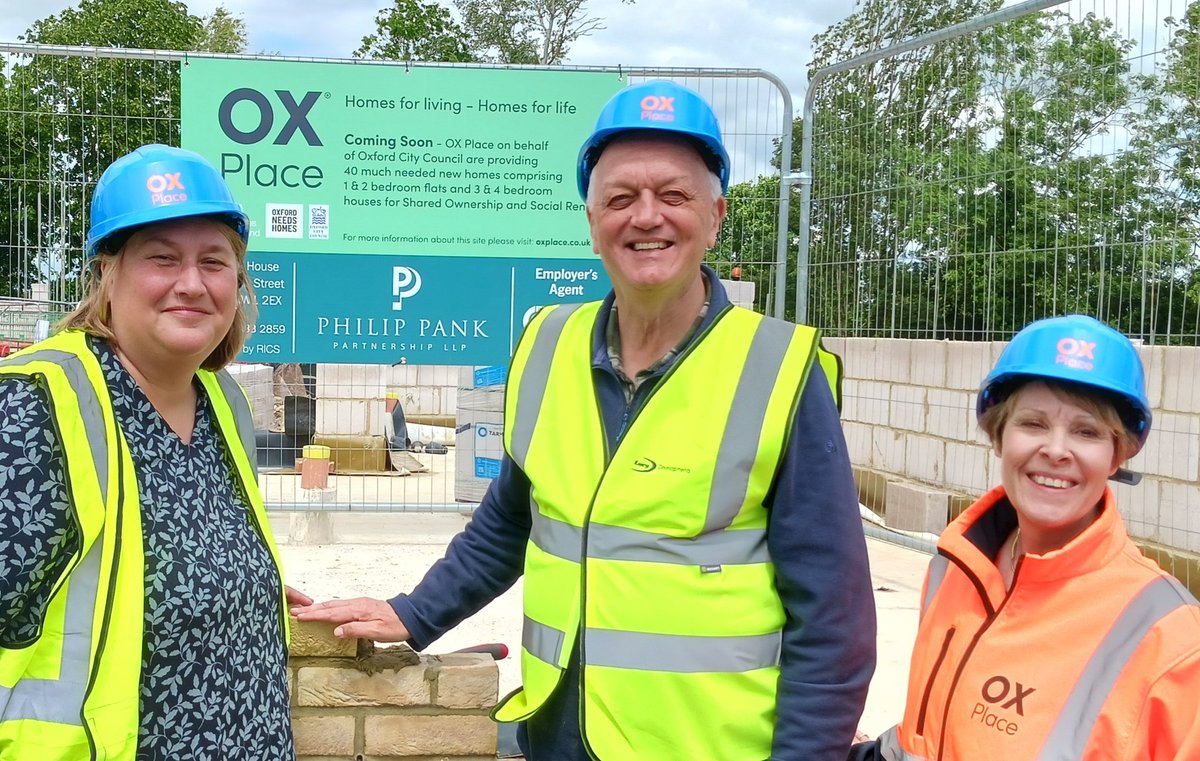 Today we laid the 'Golden Brick' - an important milestone in the development of 40 new affordable homes at Marston Paddock, a scheme being brought forward by @ox_place & @lucy_group to provide shared ownership and social rent homes for @OxfordCity in Old Marston.