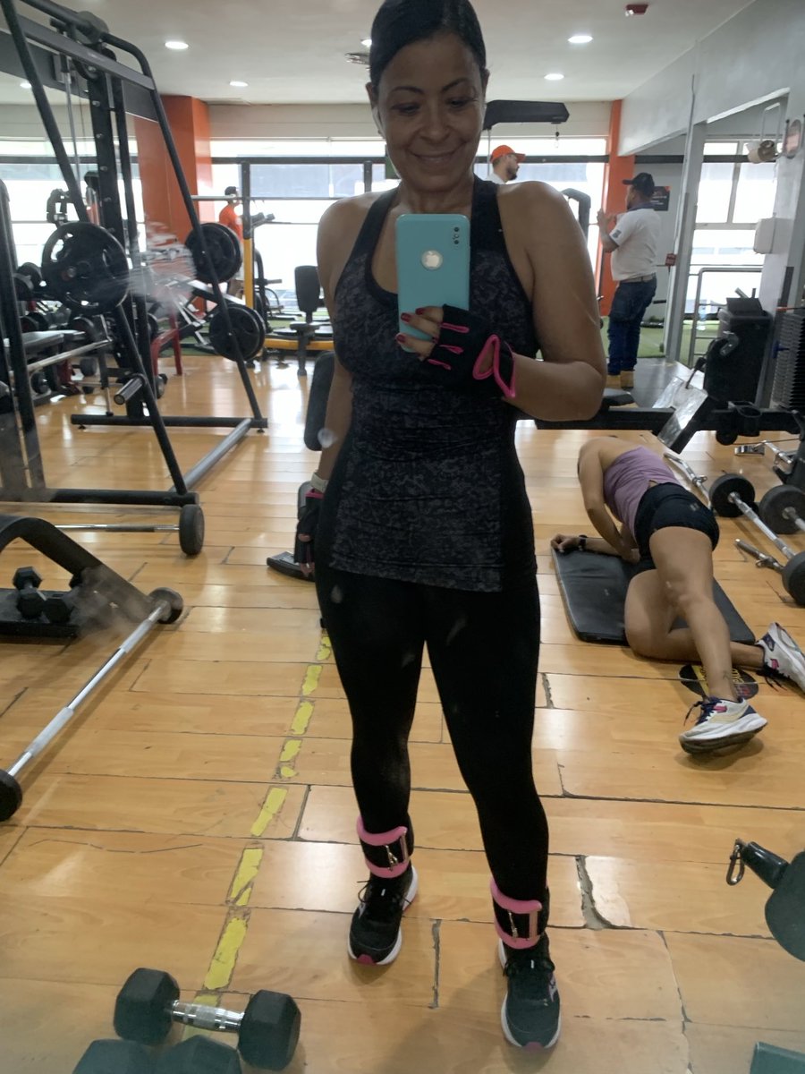 AgathaLlorente's tweet photo. Mente sana en cuerpo sano.. Todo tiene sentido. Gym Time #Poleas https://t.co/AsQJYjMZKN