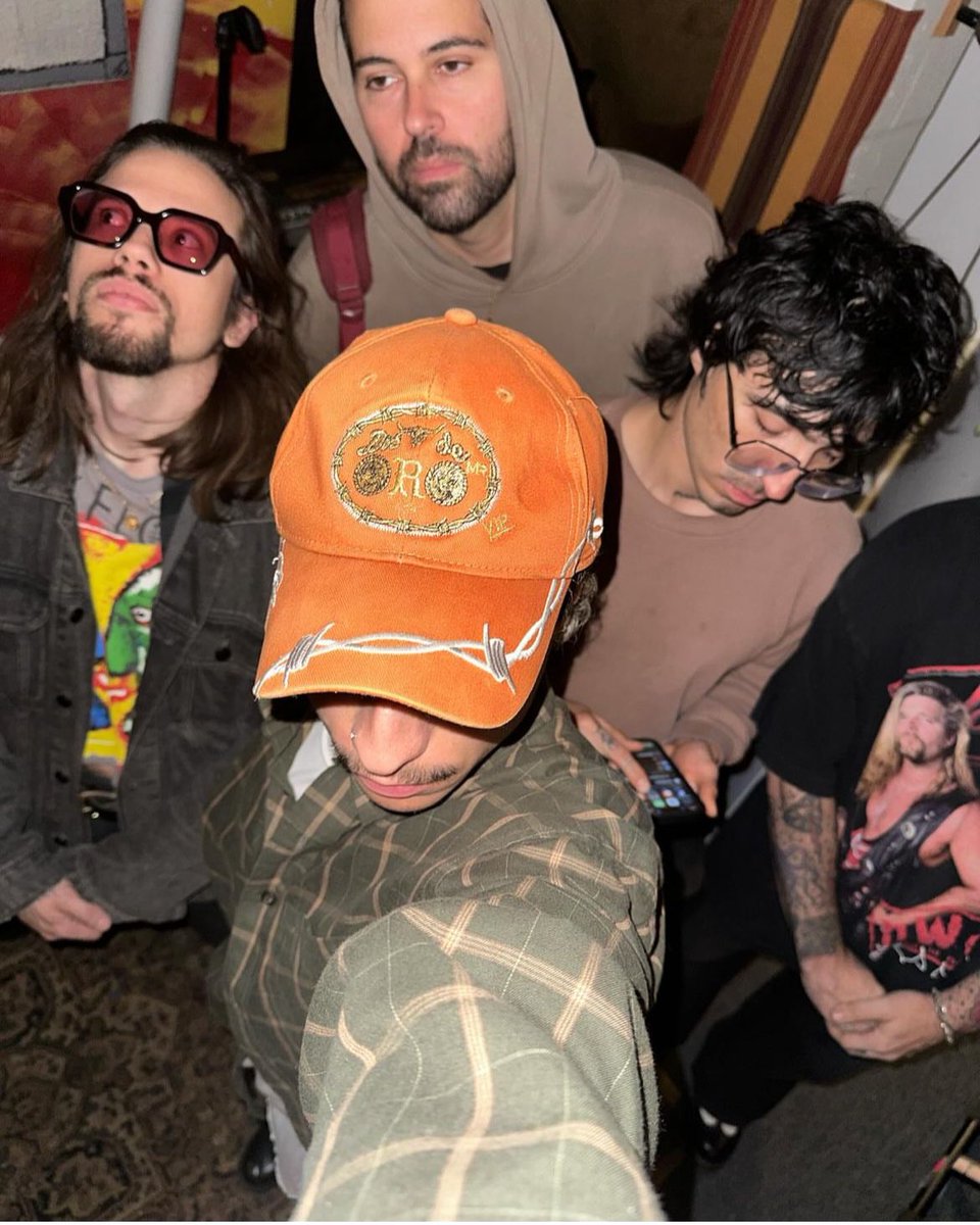 Buenos días ☆Chicago☆ let’s hang out this weekend:

Friday MAY 31 FREE DJ SET <a href="/SleepintheGardn/">Troian</a> 9pm
Saturday JUNE 1 FREE SHOW <a href="/DoDivision/">Do-Division Street Fest</a> 9pm West Stage

🖤
