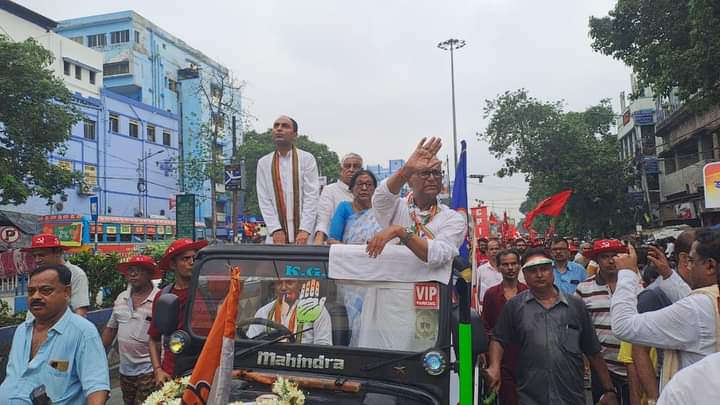 আসন্ন লোকসভা নির্বাচনে কলকাতা উত্তর কেন্দ্রে বামফ্রন্ট সমর্থিত জাতীয় কংগ্রেস মনোনীত প্রার্থী অধ্যাপক প্রদীপ ভট্টাচার্য্য-এর সমর্থনে এন্টালি থেকে মিছিল। উপস্থিত বামফ্রন্ট চেয়ারম্যান বিমান বসু, কংগ্রেস নেতা আব্দুল মান্নান, রবীন দেব,তরুণ ব্যানার্জী,কনীনিকা ঘোষ বোস, মধুজা সেনরায়।