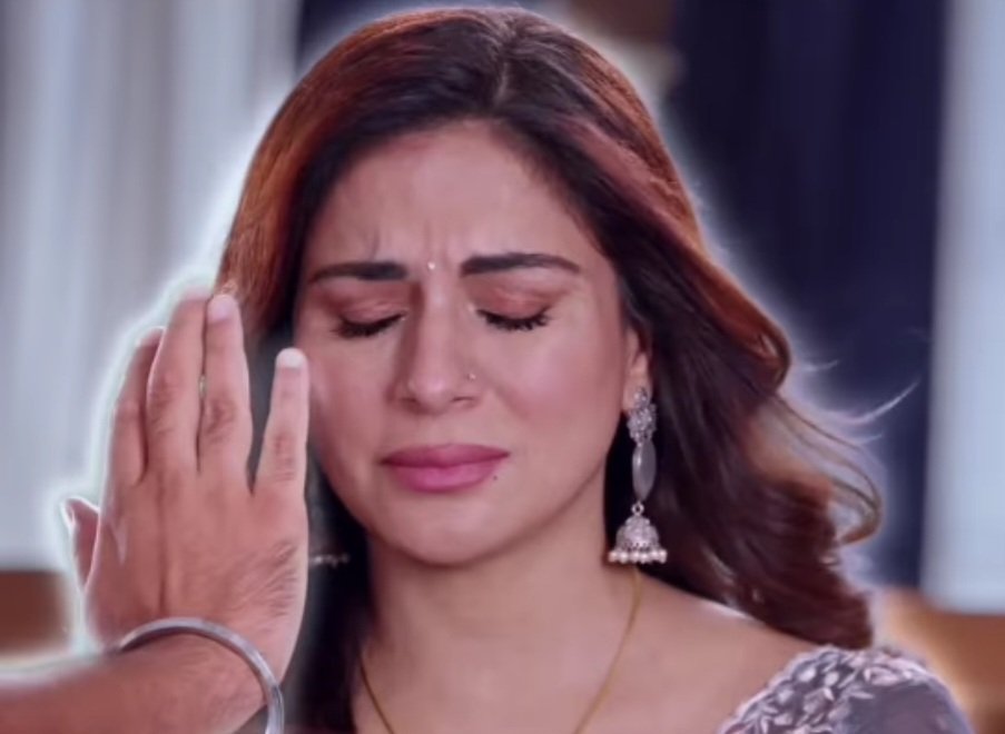 Well if Shraddha can't come to the set 
She was filming her scenes at home, calling for this hand to whom 
I think to Mr. Rahul 😂😂
#ShraddhaArya #KundaliBhagya  #Preeta