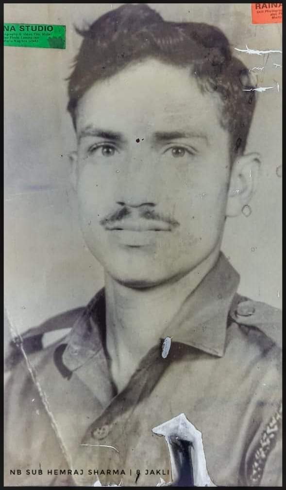 Homage to

NAIB SUBEDAR HEMRAJ SHARMA 
8 JAKLI

on his #BalidanDiwas today. 
Naib Subedar Hemraj was the most experienced member of the 13 men patrol led by 2nd LIEUTENANT RAJIV PANDEY that climbed near a vertical ice wall at a height of 21000 feet to capture Quaid post in 1987.