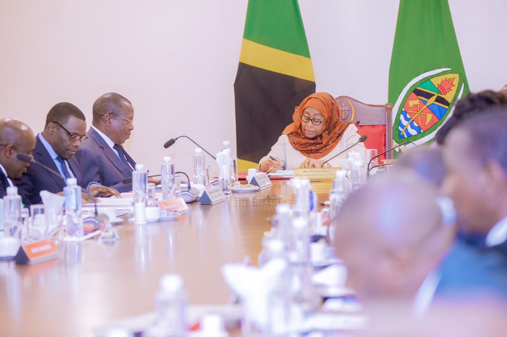Rais wa Jamhuri ya Muungano wa Tanzania Mhe. Samia Suluhu Hassan, akiongoza Kikao cha Baraza la Mawaziri kilichofanyika Ikulu Chamwino Mkoani Dodoma tarehe 29 Mei, 2024.