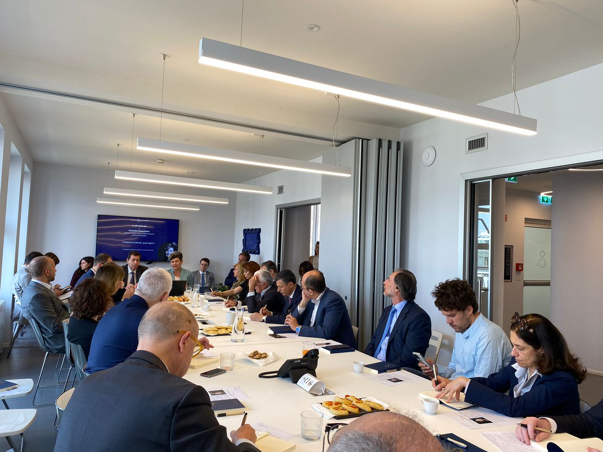 Al #Caffèdelleidee, i breakfast di Comin &amp; Partners a #Milano, Giusella Finocchiaro, Ordinario presso l'Università di Bologna, ha presentato l'attuale normativa sull'#AI. Tra i temi affrontati, la necessità di rendere l’applicazione dell’#AIAct più semplice ed accessibile.