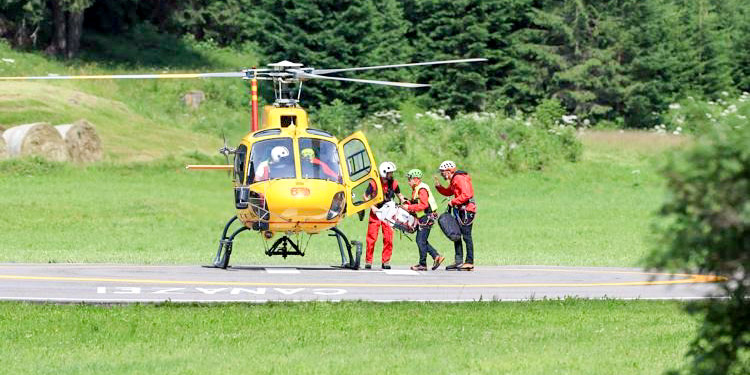 Partecipo al dolore delle famiglie dei militari del soccorso alpino della @GDF: tre giovani di 32, 25 e 22 anni morti tragicamente in #Valtellina durante un’esercitazione. Le mie condoglianze anche alla Guardia di Finanza per una tragedia che ci lascia davvero sgomenti.