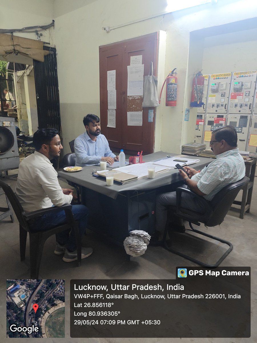 ResidencySdo's tweet photo. 33/11 उपेकन्द्र हनुमानसेतु का अधिक्षण अभियंता आर सी पाण्डे सर द्वारा औचक निरीक्षण किया गया  और पीक ऑवर में सबस्टेशन तैनाती रह के कार्य करने के निर्देश दिए |@Mvvnlcisgomti2 @SEEUDC8 @eeresidenc58397 @UPPCLLKO @aksharmaBharat @mduppcl @ChairmanUppcl https://t.co/3UGXvuy6OC
