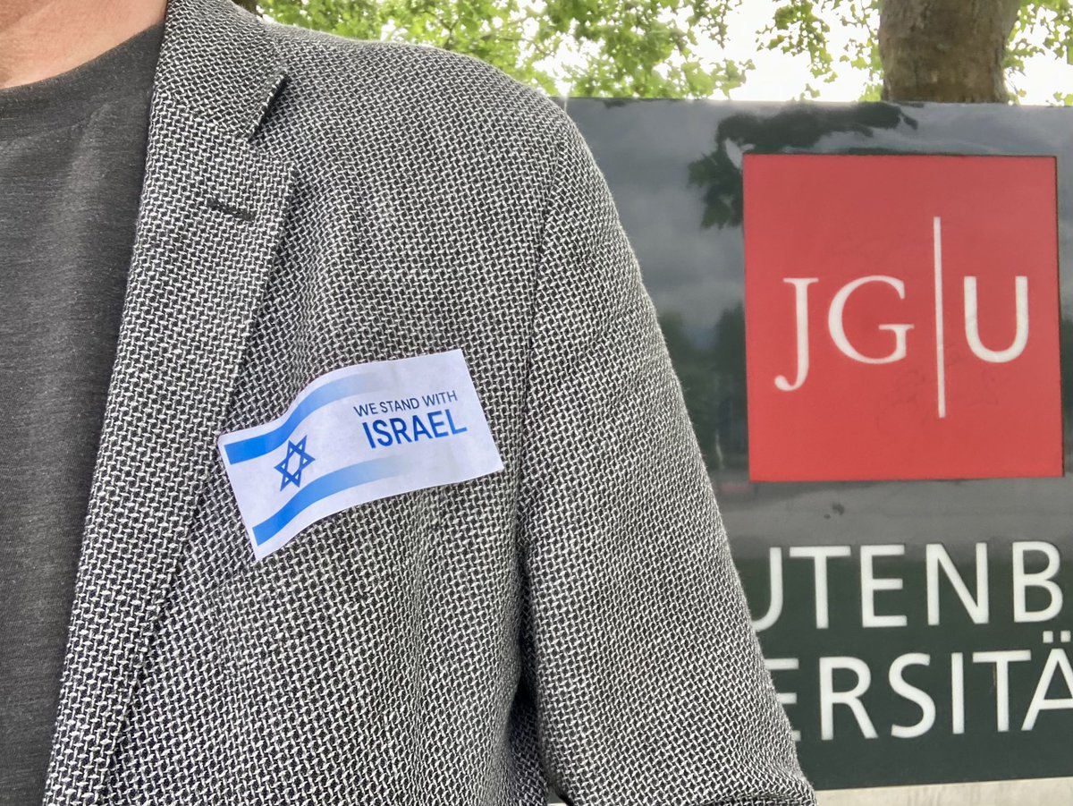 Vor der Johannes-Gutenberg-Universität in Mainz findet gerade eine pro-israelische Kundgebung statt. Und ich habe einen Aufkleber bekommen.