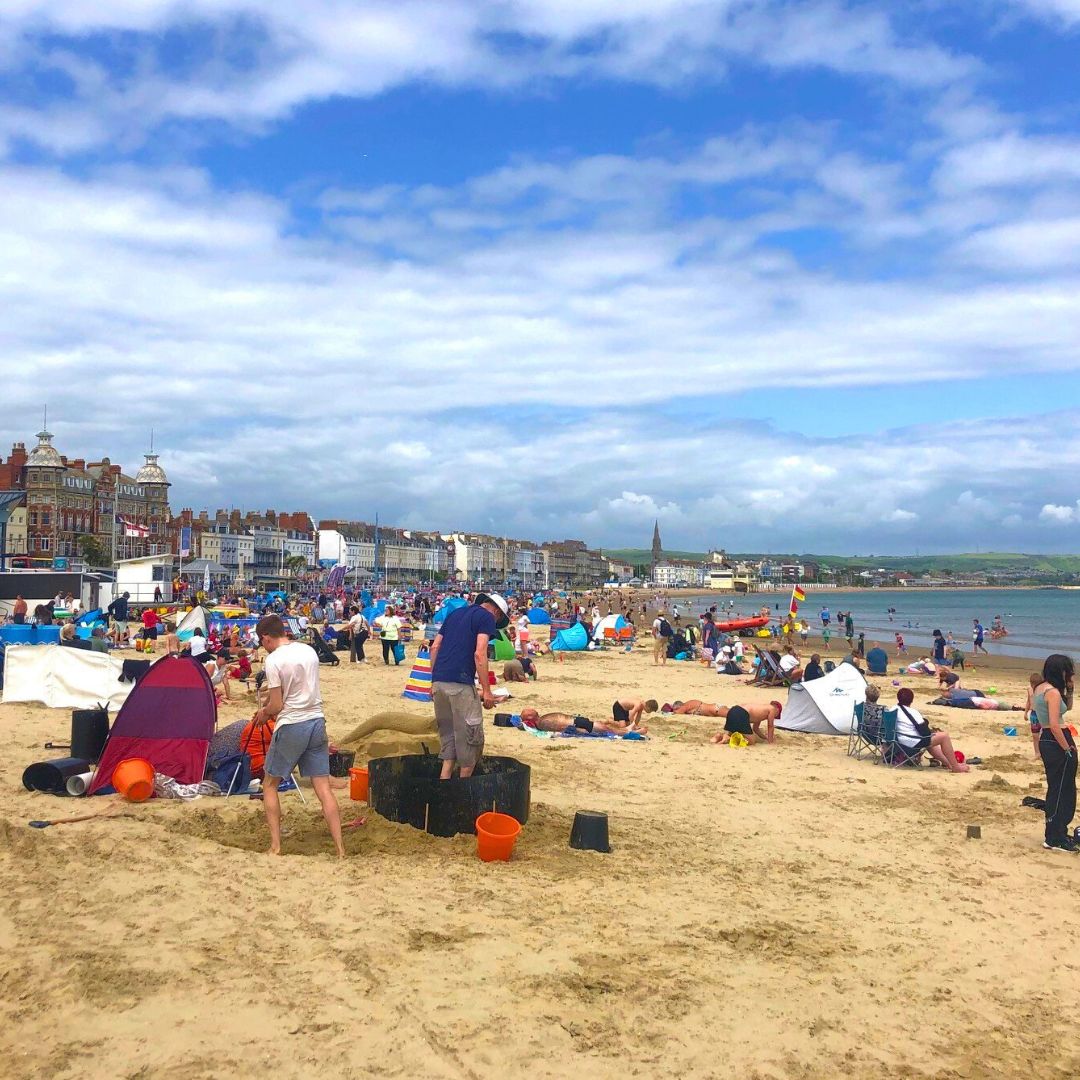 Whatever your age, it’s always fun to play on the golden sands of Weymouth Beach😎 ⛱️ 🏖️ 🌊

#visitweymouth #weymouthbeach #weymouthdorset #beach #ocean #visitdorset  #mayhalfterm