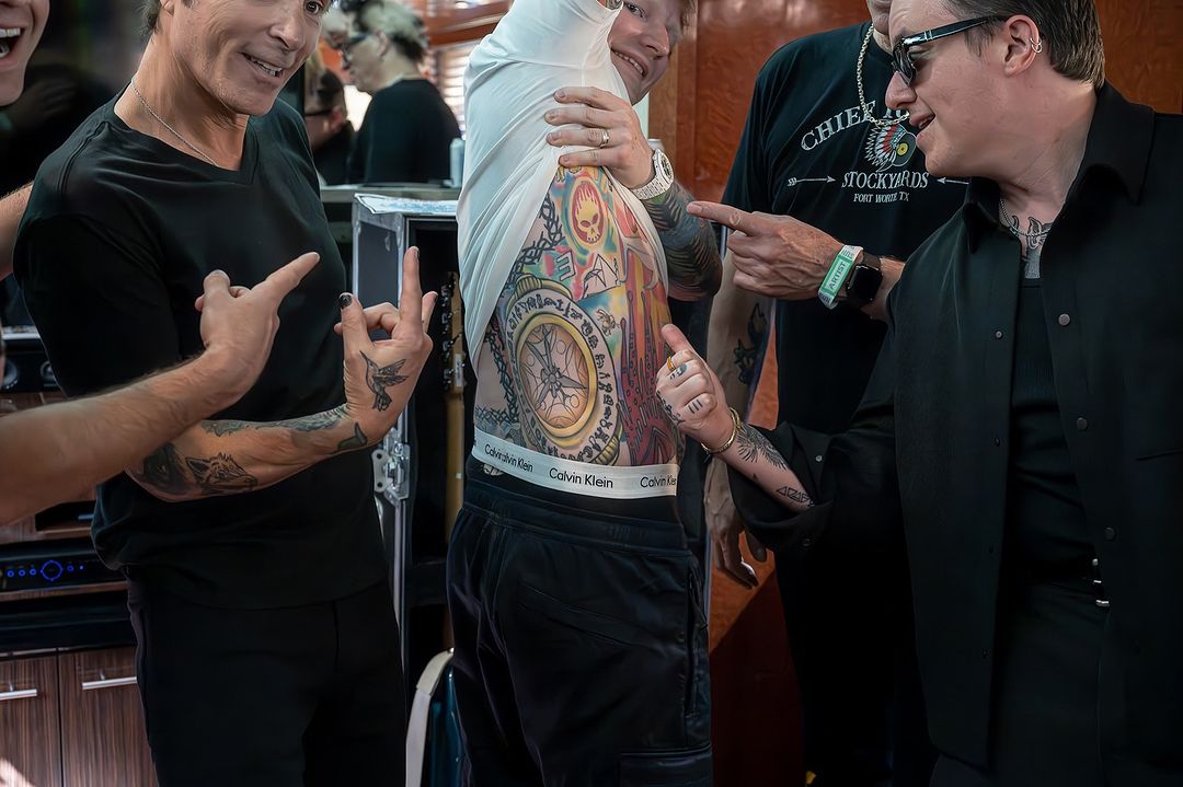 Quand les membres de The @offspring découvrent le tatouage que leur plus grand fan @edsheeran leur a consacré 😁