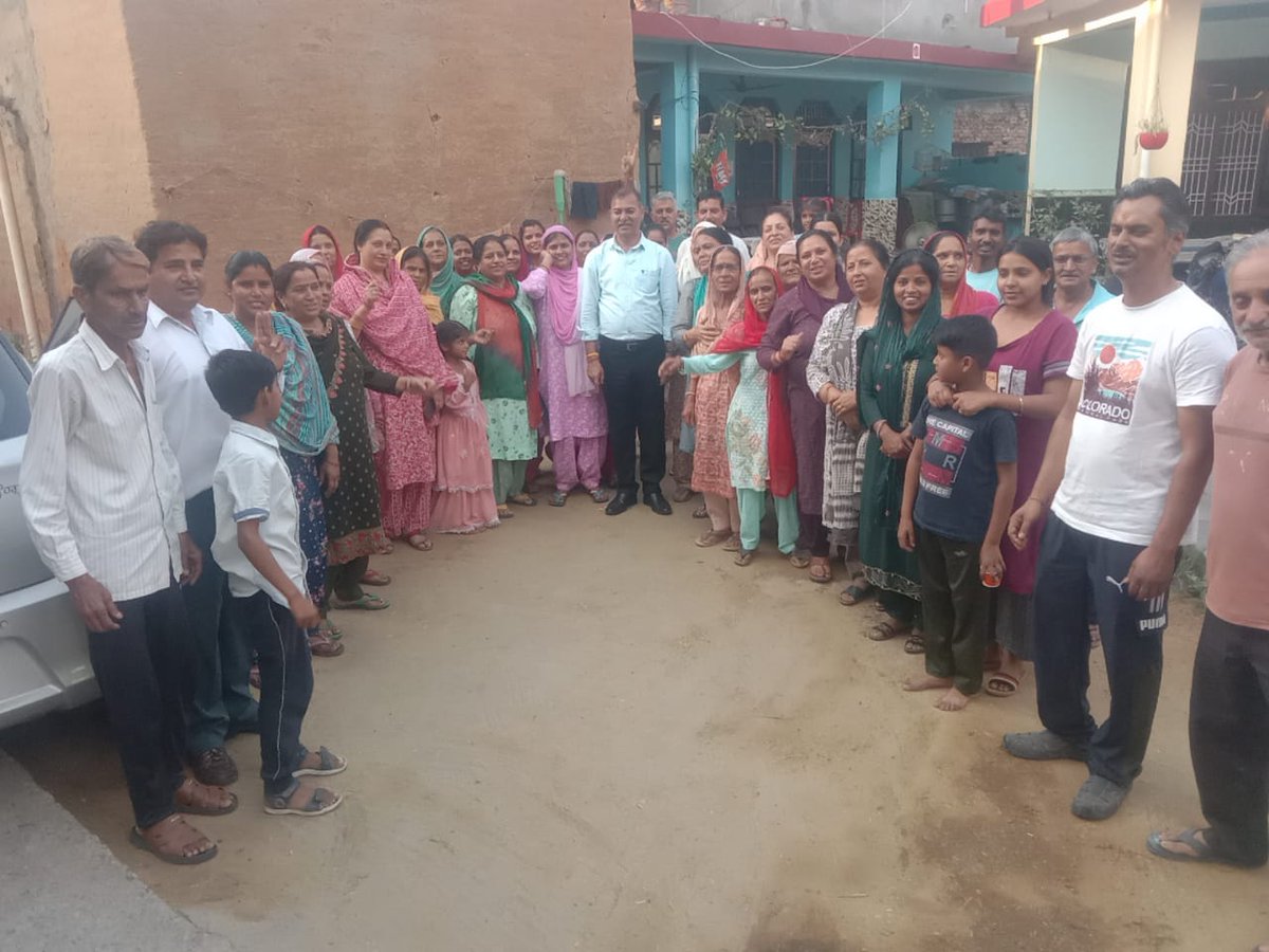 DaljitChibBJP's tweet photo. #जयभाजपातयभाजपा
बिधानसभा कांगड़ा के बूथ संख्या 18,19,20 गोहकारी मे संपर्क अभियान के उपरांत महिला मोर्चा की प्रदेश कोषाध्यक्ष श्रीमती नीतू धमीर जी , विस्तारक मनोज कुमार जी,एवम बूथ के वरिष्ठ साथियो संग चुनाव पर चर्चा!
#AbkiBaar400Paar
#DrMaheshSharma 
#जन_आवाज_राजीव_भारद्वाज https://t.co/33MLpum22B