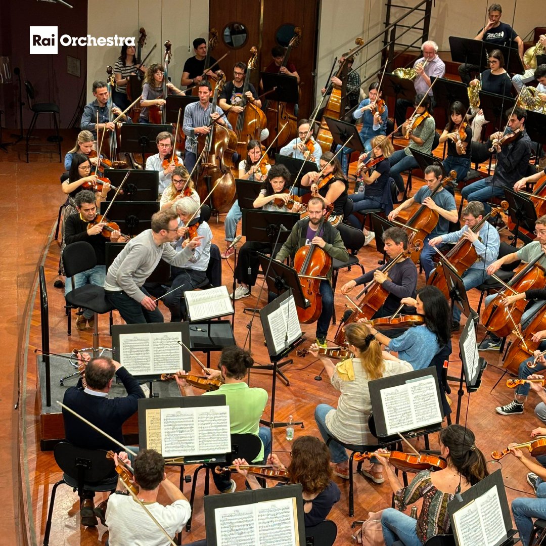 L'OSN Rai diretta da Daniel Harding prova il “Titano” di Mahler per il concerto conclusivo della stagione.
Protagonista anche Frank Peter Zimmermmann con il Concerto gregoriano per violino e orch. di Respighi.
#31maggio 20 e #1giugno 20.30 Auditorium Rai
 bit.ly/OSNbiglietti