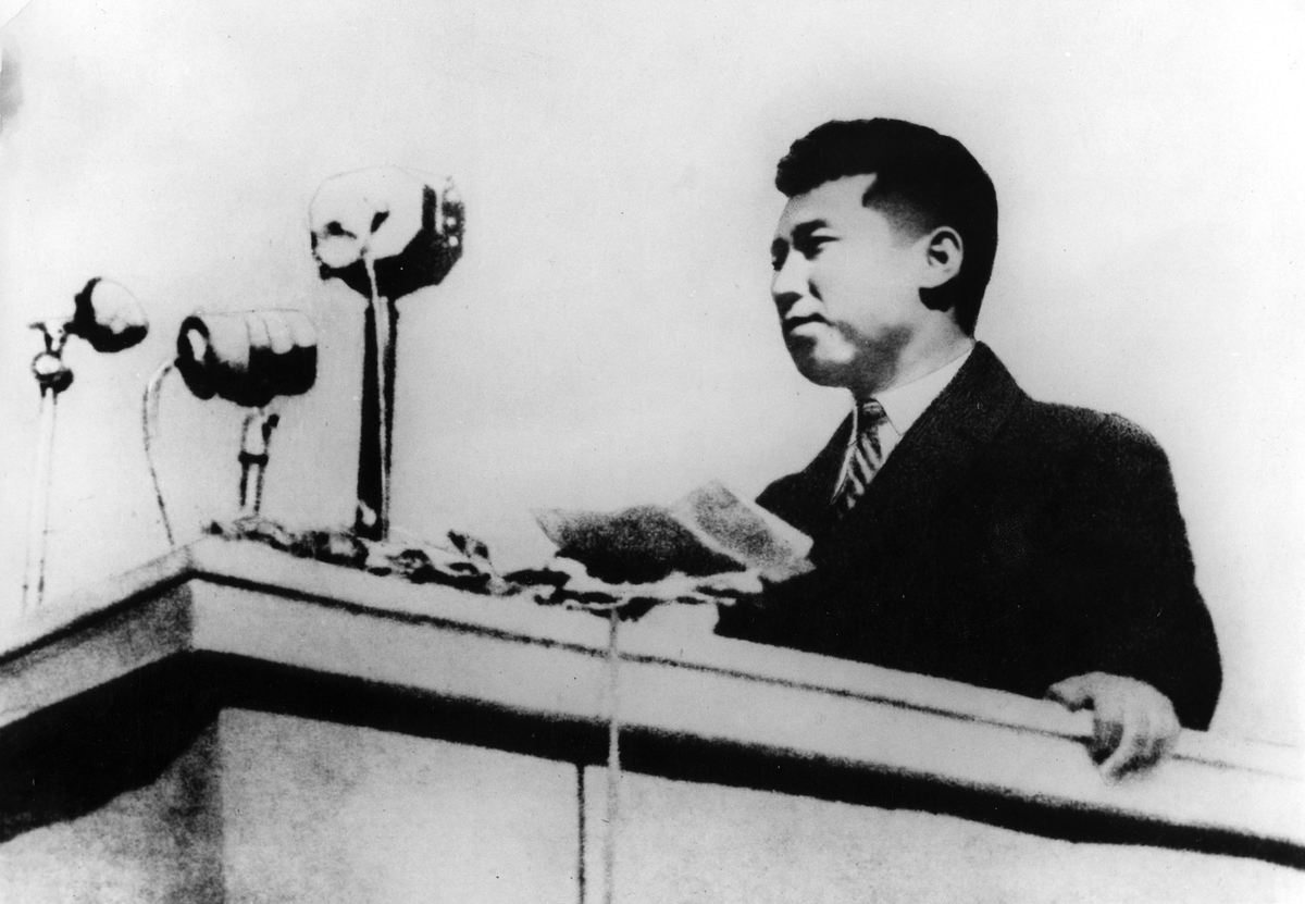 🇺🇸 US Air Force General Curtis LeMay: 'We burned down every town in North Korea... We killed off over a million civilian Koreans.' 🇰🇵 Kim Il-sung: 'The Korean people rose up to achieve their liberation and independence. They will never give up this struggle until they drive out