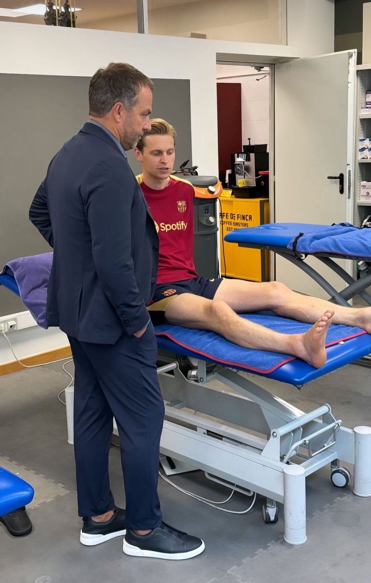 📸 Hansi Flick con Frenkie de Jong en las instalaciones del club. #FCB 🇩🇪🤝🇳🇱🔵🔴