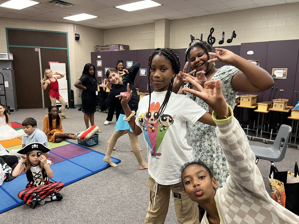 mbe_library's tweet photo. Behind the scenes of the MBE Talent show! We have the BEST kids 🤩#shinealight #senditon #mbeisfamily
#WeAreTheLight #nextkidup
#HumbleISDFamily
#theHumbleLibrarian @HumbleISD
@HumbleISD_MBE https://t.co/dPKpJDePD4