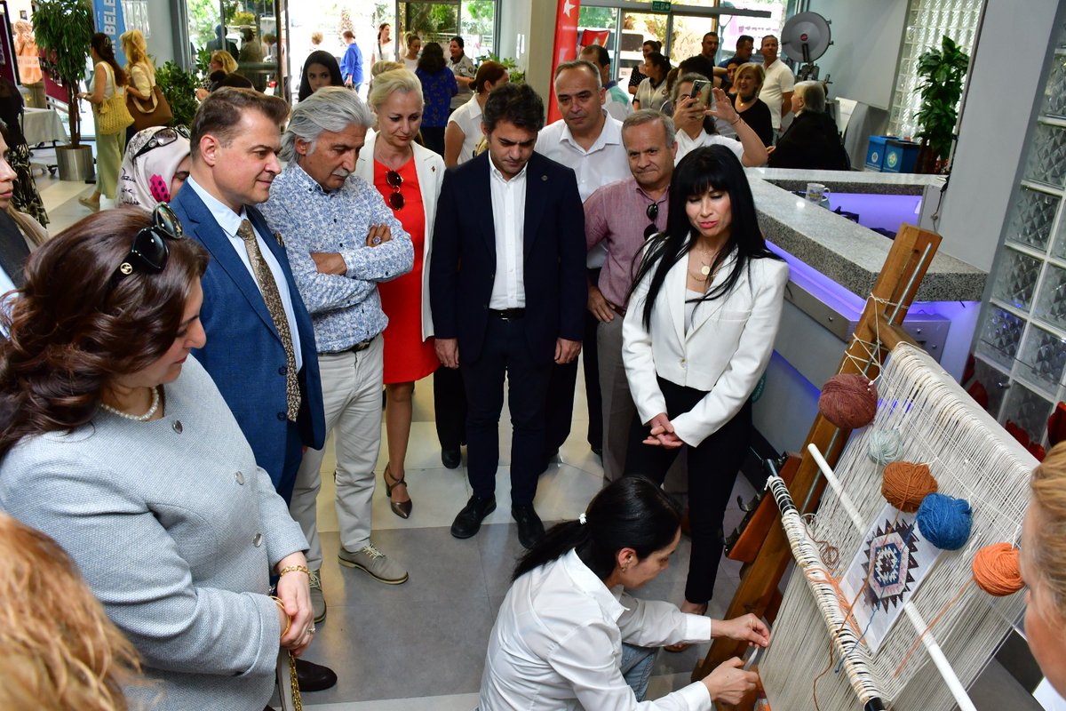 Valimiz Enver Ünlü’nün Eşi Sema Ünlü, S.S. Kadın Üreticileri Tarımsal Kalkınma Kooperatifi binasında oluşturulan atölyelerde Şehzadeler Halk eğitim Merkezi bünyesinde açılan kurslarda üretilen el sanatları eserlerinden oluşan Yılsonu Sergisine katıldı.