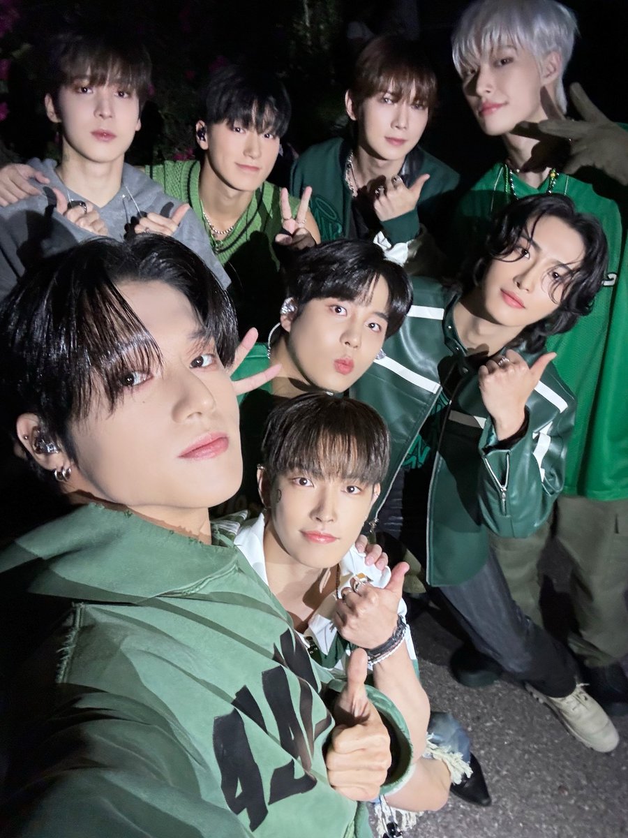 [📷] TODAY ATEEZ ⠀ 이게 바로 청춘전야 멋인 기라😎💚 ⠀ 녹음이 열기로 가득 찬 오늘 밤 청춘의 서막은 이미 시작되었음을, 그대들의 앞길에 환희가 가득 차기를🌱 ⠀ #TODAY_ATEEZ #ATEEZ #에이티즈 #성균관대학교 #청춘전야